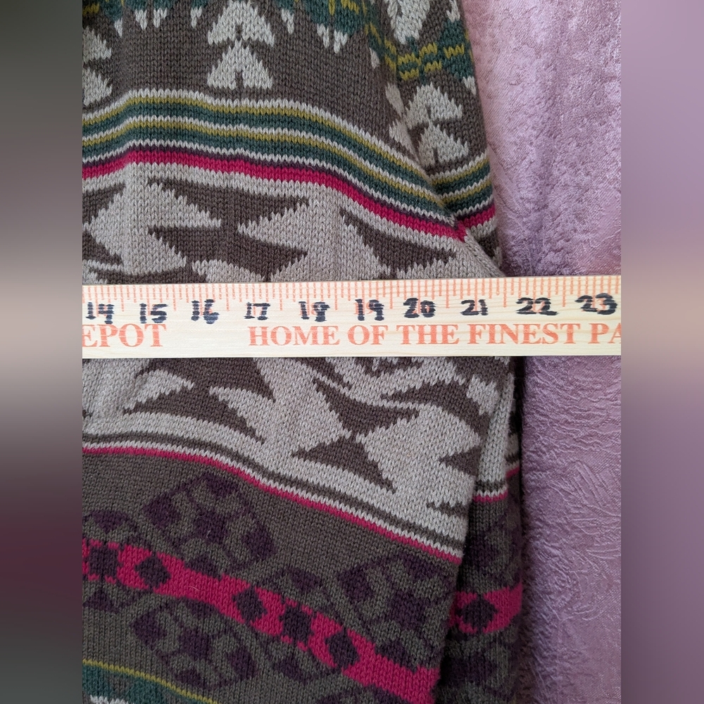 Patterned Women's Sweater with Button Closure - image 8